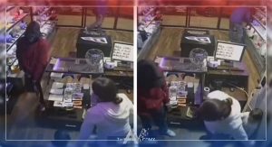 A punta de pistola roban tienda de gorras frente a un niño