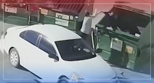 Impactantes imágenes muestran a mujer arrojando a un recién nacido en un contenedor de basura