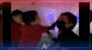 Niño golpea en la cara a Mariana Rodríguez