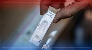 Negacionista del covid-19 y las vacunas abre un test de antígenos para ver qué tiene dentro