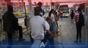 Una mujer da a luz en un autobús en Río de Janeiro y pide disculpas a los pasajeros mientras estos aplauden (VIDEO)