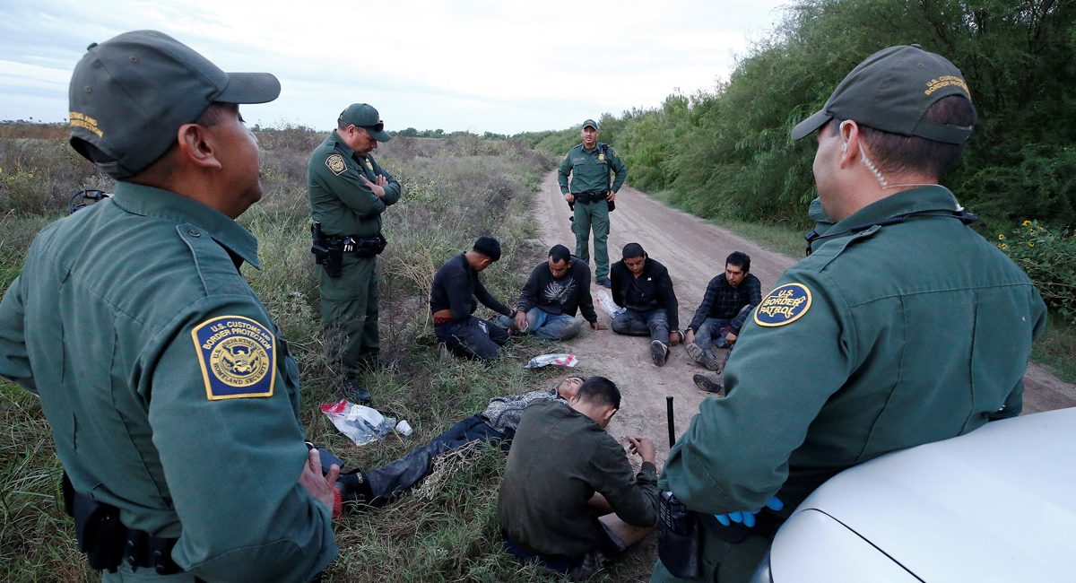 Migrantes detenidos por la patrulla fronteriza
