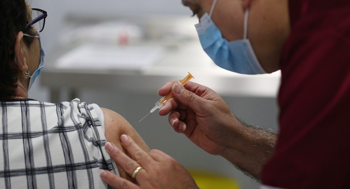 Vacunación a adultos mayores en México